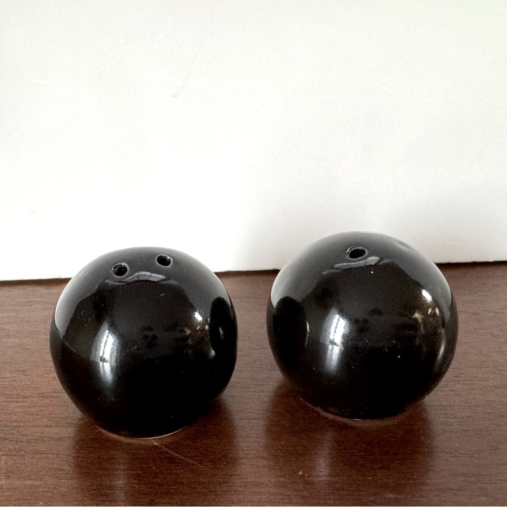 (2) NWT Vintage MCM Black Orb Small Ball Salt & Pepper Shakers